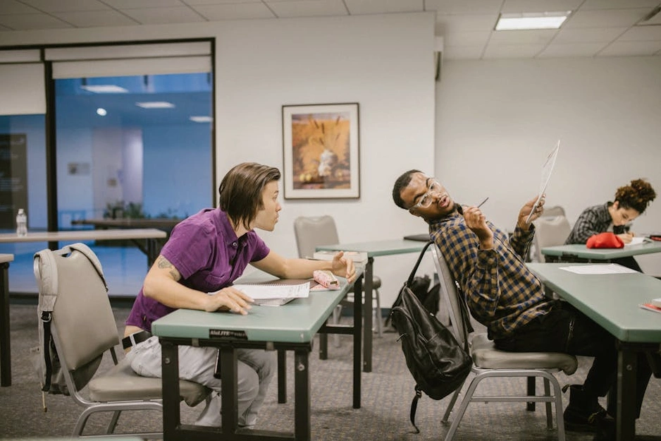 Aula moderna di un'università con studenti che collaborano.